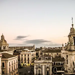 https://otto-biscari.catania-hotels.net